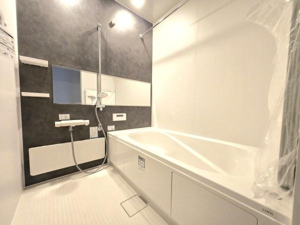 横浜市青葉区あざみ野南４丁目の新築一戸建の浴室|窓付きの浴室です。
このバスルームで一日の疲れを癒してください！