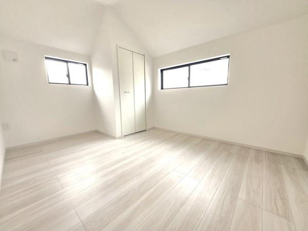 横浜市青葉区あざみ野南４丁目の新築一戸建の洋室|二面採光の明るい洋室♪
休日はこちらでおくつろぎ下さい♪
