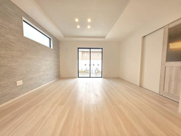 横浜市青葉区あざみ野南４丁目の新築一戸建の居間・リビング|窓からは明るい光が差し込みます！
電気をつけなくても明るいです。