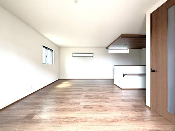 横浜市南区永田北３丁目の新築一戸建の居間・リビング|明るいLDK！！
陽当たり良好です。
