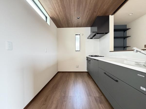 横浜市南区永田北３丁目の新築一戸建のキッチン|広々としたキッチンは、
落ち着いて料理が出来ます！