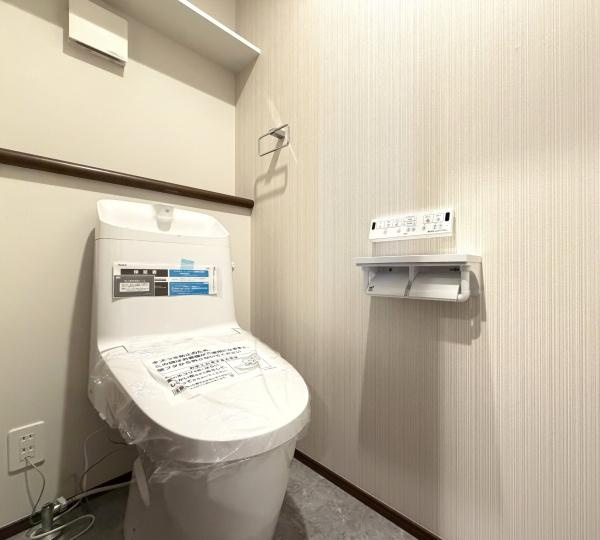 横浜市南区永田北３丁目の新築一戸建のトイレ|清潔感のある内装のすっきりとしたデザインのトイレです。
水周りが綺麗だと安心ですね。
