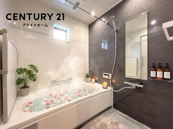 横浜市南区永田北３丁目の新築一戸建の浴室|窓付きの浴室です。
このバスルームで一日の疲れを癒してください！
※家具等はCGでの参考レイアウトです。