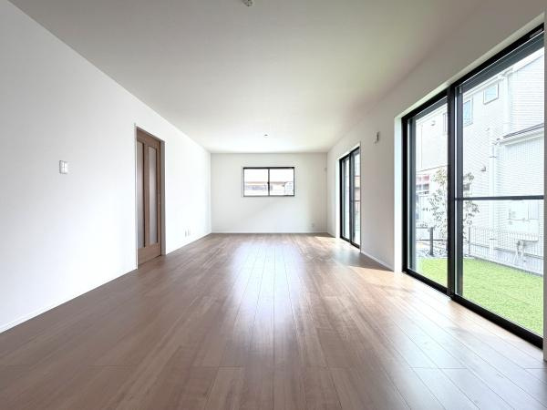 横浜市泉区和泉中央北２丁目の新築一戸建の居間・リビング|明るいLDK！！
陽当たり良好です。
