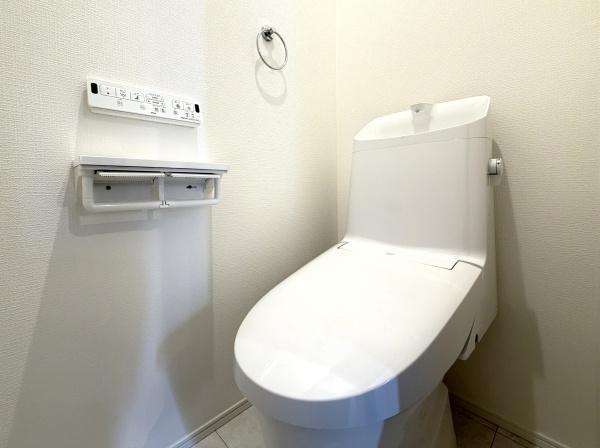 横浜市泉区和泉中央北２丁目の新築一戸建のトイレ|清潔感のある内装のすっきりとしたデザインのトイレです。
水周りが綺麗だと安心ですね。
