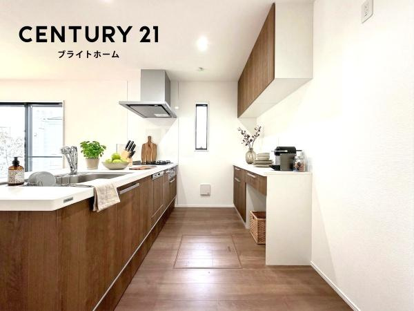 横浜市泉区和泉中央北２丁目の新築一戸建のキッチン|広々としたキッチンは、
落ち着いて料理が出来ます！
※家具はCGでの参考レイアウトです。