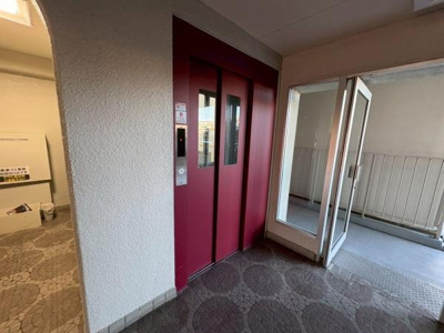 【エントランス】 | 【11日(土)・12日(日)見学可】サニーハイツせんげん台 | エレベーター完備で忙しい朝の時間帯もスムーズにご利用できます♪