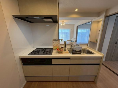 【キッチン】 | 【11日(土)・12日(日)見学可】サニーハイツせんげん台 | 3口コンロ付きののシステムキッチン♪