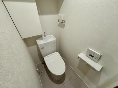 【トイレ】 | 【11日(土)12日(日)見学可】ライオンズマンション越谷南 | ウォシュレット付きのトイレです。棚もついていて便利です♪
