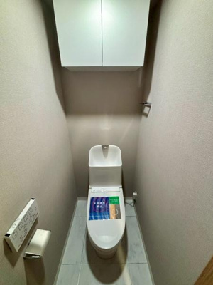 【トイレ】 | 【11日(土)・12日(日)見学可】草加ガーデンハイツA棟 | 収納棚付きのトイレになります♪