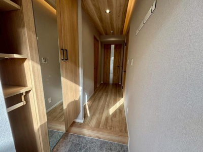 【玄関】 | 【11日(土)・12日(日)見学可】草加ガーデンハイツA棟 | 明るい玄関スペースです♪