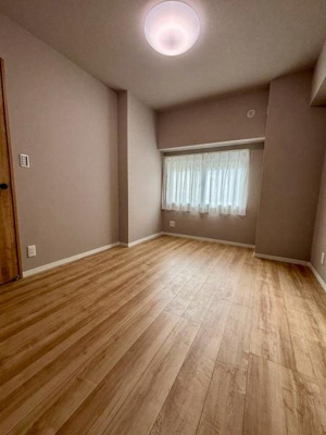 【洋室】 | 【11日(土)・12日(日)見学可】草加ガーデンハイツA棟 | 収納付きの5.8帖の洋室になっております♪