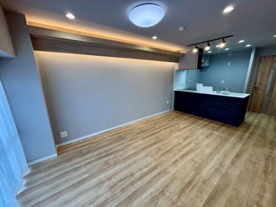 【居間・リビング】 | 【11日(土)・12日(日)見学可】草加ガーデンハイツA棟 | 広々としたリビングが印象的です。