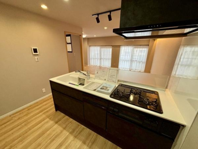 【キッチン】 | 【11日(土)・12日(日)見学可】草加ガーデンハイツA棟 | 3口コンロ付きののシステムキッチン♪