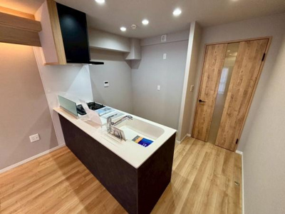 【キッチン】 | 【11日(土)・12日(日)見学可】草加ガーデンハイツA棟 | 女性に人気のカウンターキッチン♪TVやお子様の様子を見ながらお料理が可能です♪