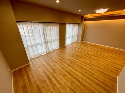 【居間・リビング】 | 【11日(土)・12日(日)見学可】草加ガーデンハイツA棟 | リビングは木目調のフローリングが温かみを感じさせます♪