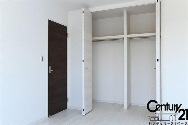 リーブルガーデン黒田 ５号棟 ／新築一戸建の内観：施工例|■冬物のコートや季節ものなど、たっぷり収納可能！■
