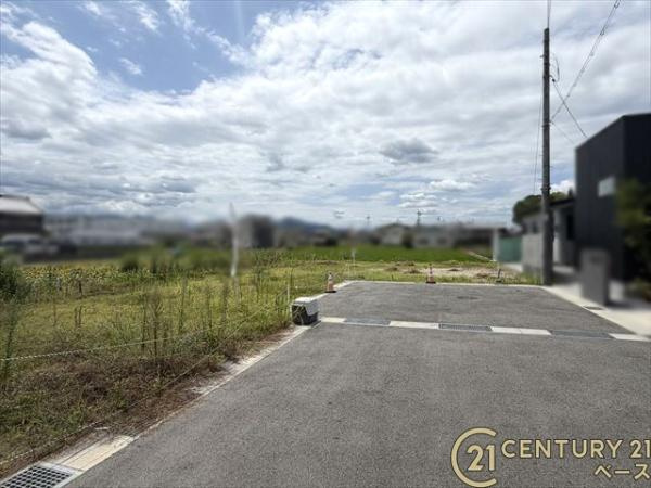 北葛城郡広陵町三吉　Ｂ号地　建築条件なし土地の前面道路含む現地写真|■現地撮影写真■前面道路６ｍ以上と広々開放的です！