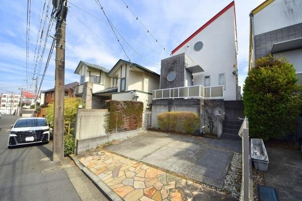 横浜市西区浅間台の中古一戸建の前面道路含む現地写真