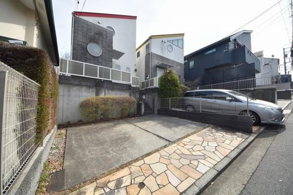 横浜市西区浅間台の中古一戸建の駐車場