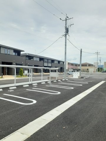 アヴニールＤの駐車場