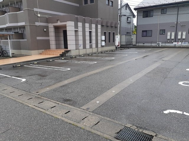 メゾン・ディナスティの駐車場