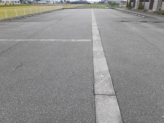 ベルフォールⅡＡの駐車場