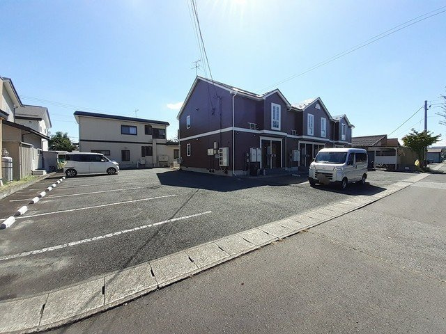 リファインドの駐車場