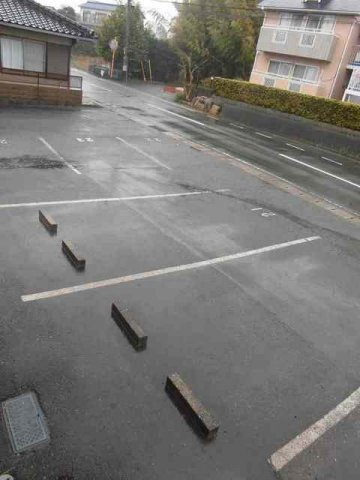 ロイヤルパレス村松ⅡＢの駐車場
