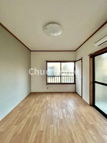 江戸川区南小岩1丁目中古住宅の寝室|【寝室】心と体をゆったりと安らげる主寝室。寝室のゆとりが大きい分だけ、暮らしの安らぎは深まります。一日の疲れを癒すだけでなく、ご夫婦の親密な語らいを紡ぎ出します
