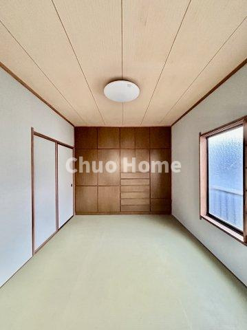 江戸川区南小岩1丁目中古住宅の洋室|【洋室】快適に過ごす条件は、一人ひとり違います。だからこそ飾り過ぎないシンプルな内装と偏り過ぎないデザインで統一しております。居住していく中でオーナー様だけの【マイホーム】に創り上げて下さい