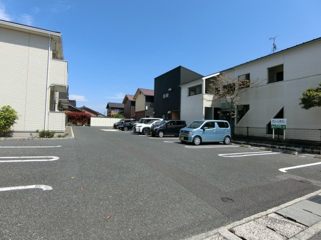 ソヴール　佑の駐車場