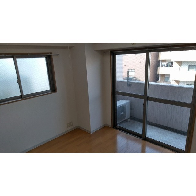 メゾンドロゼの居間・リビング|こちらのリビングで趣味の時間をお楽しみください