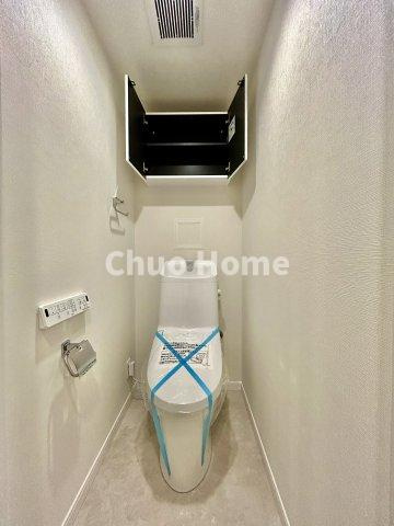 デュアルスイート西葛西のトイレ|【トイレ】 収納スペースをしっかりと確保した温水洗浄便座機能付きトイレ。温水洗浄便座は清潔にお使いいただくための大切なアイテムです。