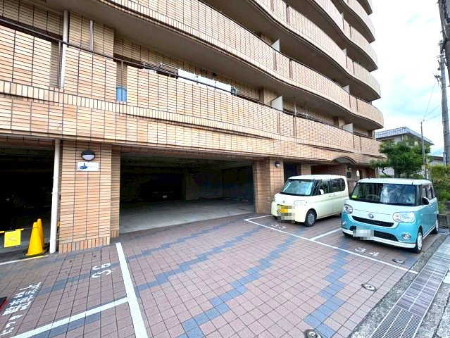 メゾンアザレアの駐車場