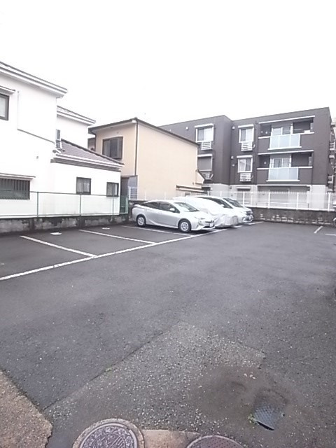 サンロイヤル（武庫之荘7丁目）の駐車場|車をお持ちの方に嬉しい駐車場付きの物件です