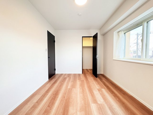 【寝室】 | ダイアパレス南大泉　(保谷店) | 6.6帖/衣類や趣味用品の収納に便利なウォークインクローゼット付き。
