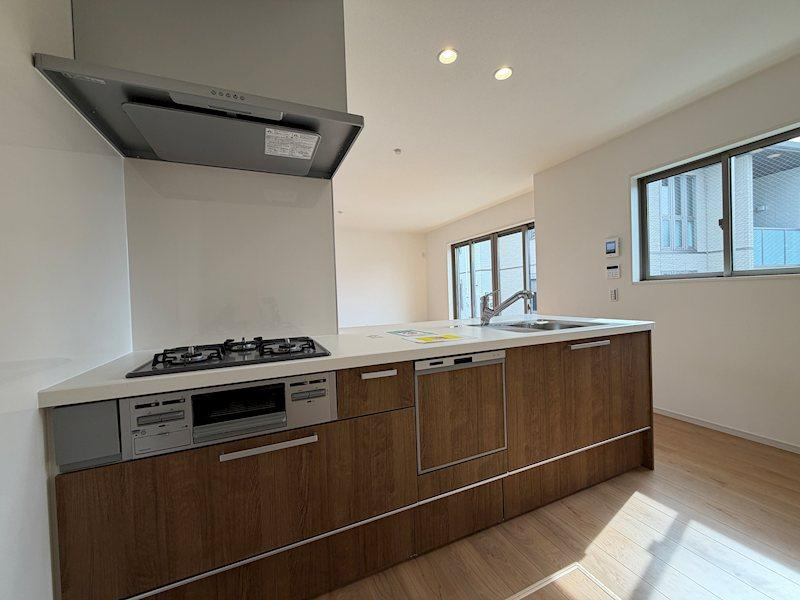 藤阪元町３丁目　新築一戸建てのキッチン|システムキッチン　食器洗い乾燥機
■物件内覧・資金計画相談・住宅ローン相談、リフォーム相談、お問合せ受付中■
※当日・翌日のご内覧、ご相談はお電話でのお問合せがスムーズです！