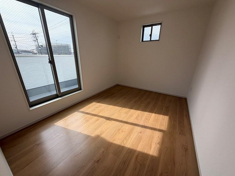 藤阪元町３丁目　新築一戸建ての洋室|洋室7.0帖
■物件内覧・資金計画相談・住宅ローン相談、リフォーム相談、お問合せ受付中■
※当日・翌日のご内覧、ご相談はお電話でのお問合せがスムーズです！