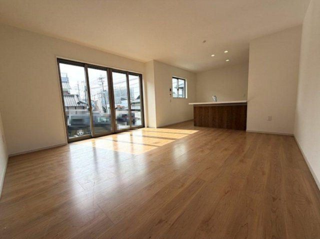 藤阪元町３丁目　新築一戸建ての居間・リビング|LDK17.5帖
■物件内覧・資金計画相談・住宅ローン相談、リフォーム相談、お問合せ受付中■
※当日・翌日のご内覧、ご相談はお電話でのお問合せがスムーズです！