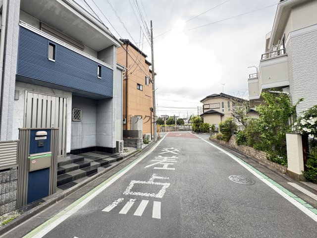所沢市東狭山ヶ丘2丁目　中古一戸建　～LDK20帖～の前面道路含む現地写真