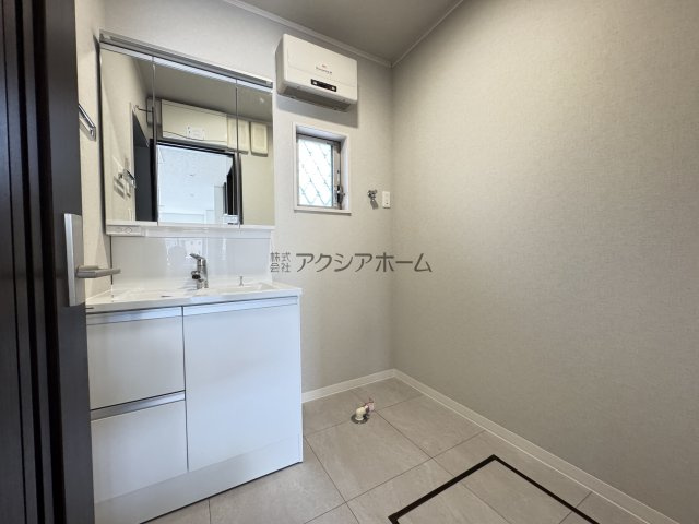 所沢市東狭山ヶ丘2丁目　中古一戸建　～LDK20帖～の独立洗面台|シャンプードレッサー付洗面化粧台