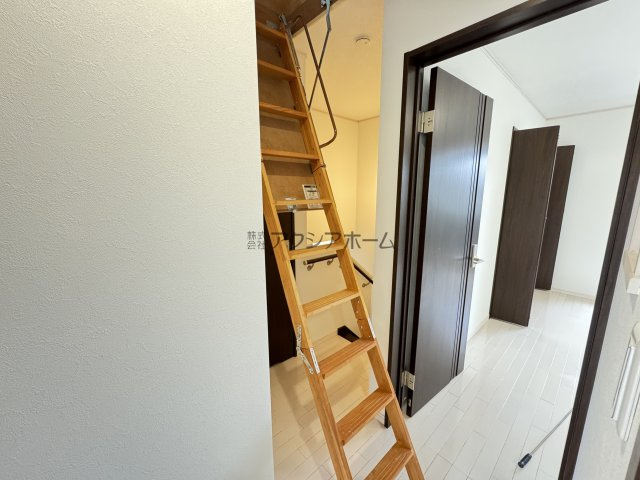 所沢市東狭山ヶ丘2丁目　中古一戸建　～LDK20帖～のその他|2階廊下上部小屋裏収納はしご