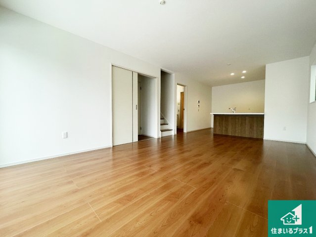 ★26(土)27(日)現地見学可能！★大津市別保　全4邸の居間・リビング|日当たり良好の明るいリビングで朝の目覚めもスッキリできそう！対面キッチンでご家族のコミュニケーションも自然と増える設計！小さなお子様が遊ぶスペースを作っても広々とくつろげるLDK！