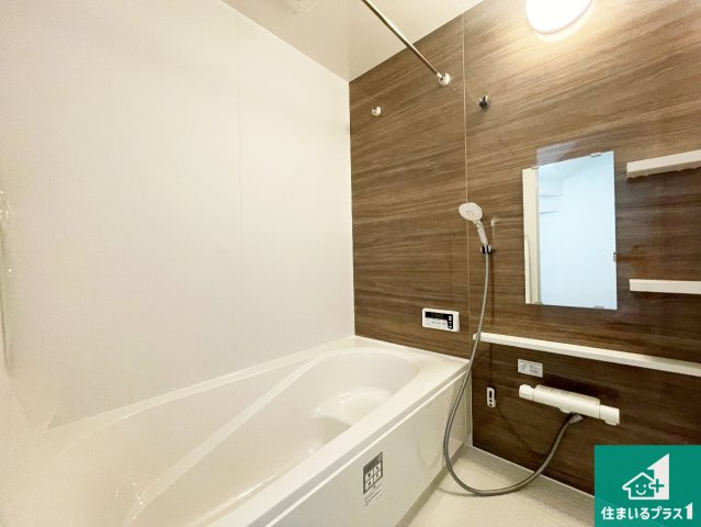 ★19(土)～23(祝)現地見学可能！★大津市別保　全4邸の浴室|ゆったりと足を伸ばせる浴室は一日の疲れを癒してくれる大切な空間です。浴室乾燥機も設置しているので、雨の日の洗濯物も安心です♪