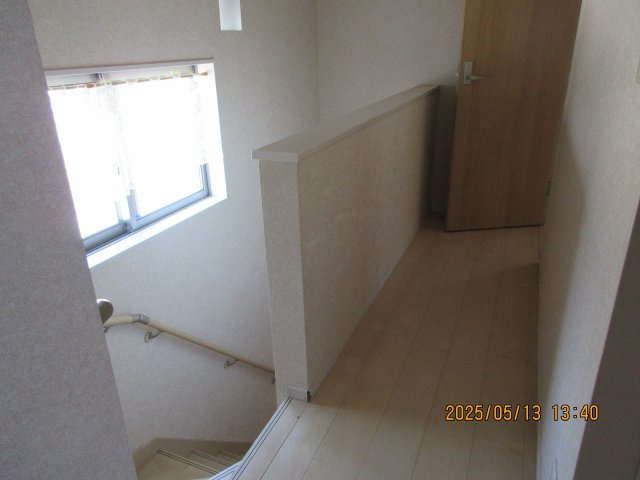 いわき市錦町沼ノ川中古住宅。陽当たり良好！デザイナーズ物件 不動産プラスのその他|二階の階段ホール近辺です。北側に窓を備えてますので二階ホールも明るいですね。