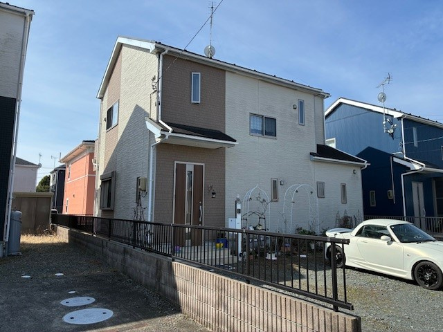 いわき市錦町沼ノ川中古住宅。陽当たり良好！デザイナーズ物件 不動産プラスの外観|北東方向からの外観写真です。南方向からの陽当たりの良さをご確認ください。
