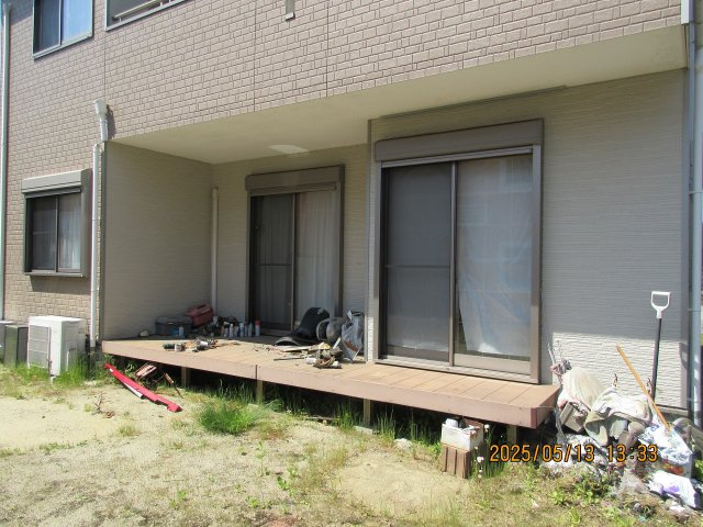 いわき市錦町沼ノ川中古住宅。陽当たり良好！デザイナーズ物件 不動産プラスの庭|南側に広めのお庭があります。リビング前にウッドデッキを備えています。お引渡し時には動産の撤収を行います。