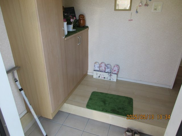 いわき市錦町沼ノ川中古住宅。陽当たり良好！デザイナーズ物件 不動産プラスの玄関|玄関ホールの写真です。シューズボックスを備えています。