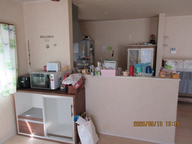 いわき市錦町沼ノ川中古住宅。陽当たり良好！デザイナーズ物件 不動産プラスのキッチン|キッチンは人気の対面キッチンになっています。ご家族の団欒を感じられる造りです。お引渡し時には動産の撤収を行います。